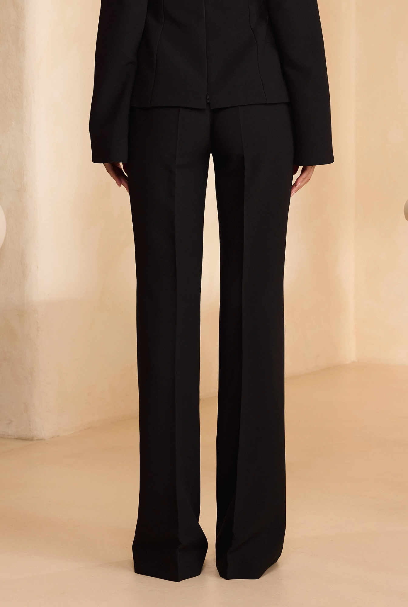 Quelo – pantalón negro de pierna acampanada
