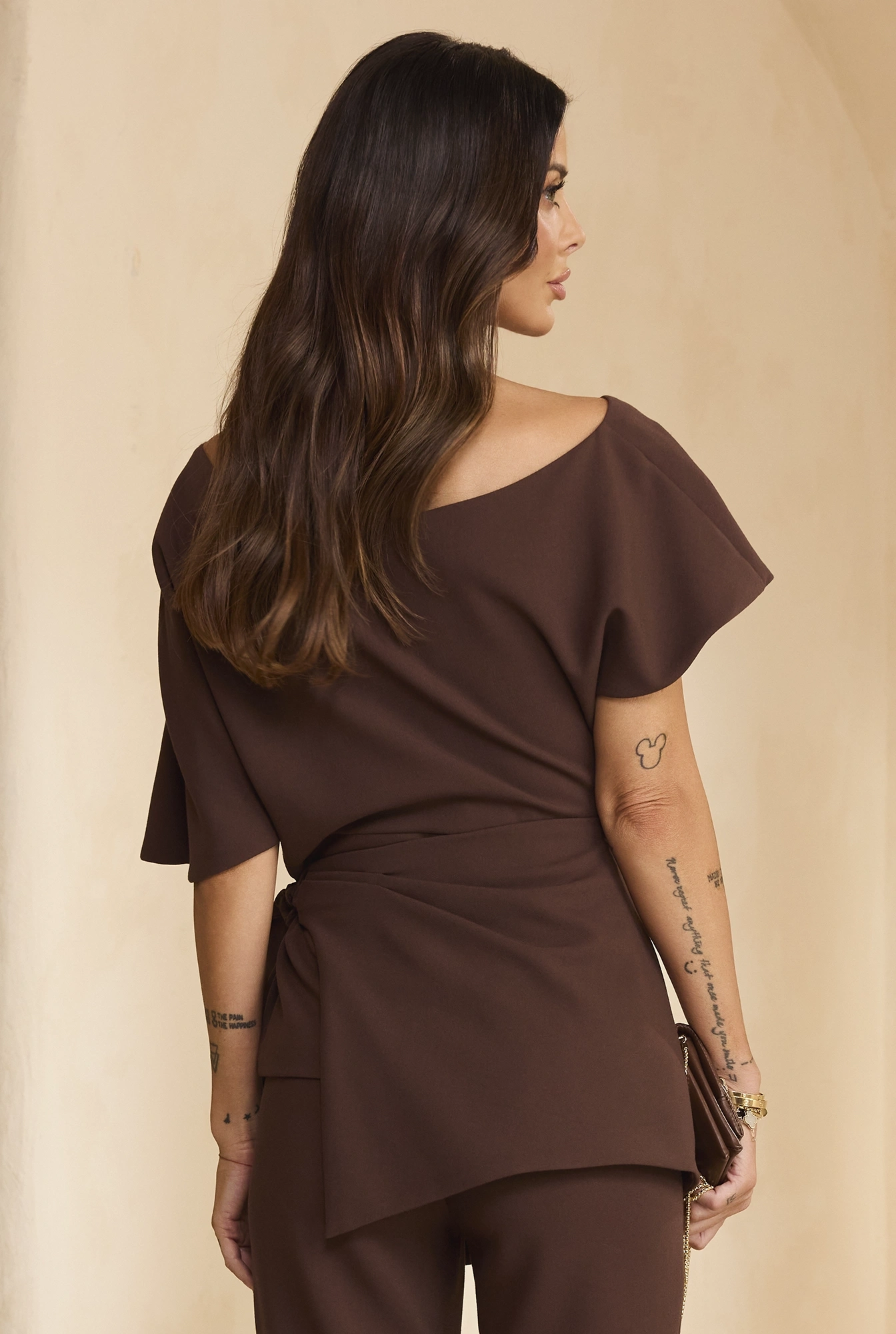 Padera – blusa marrón con escote asimétrico y peplum
