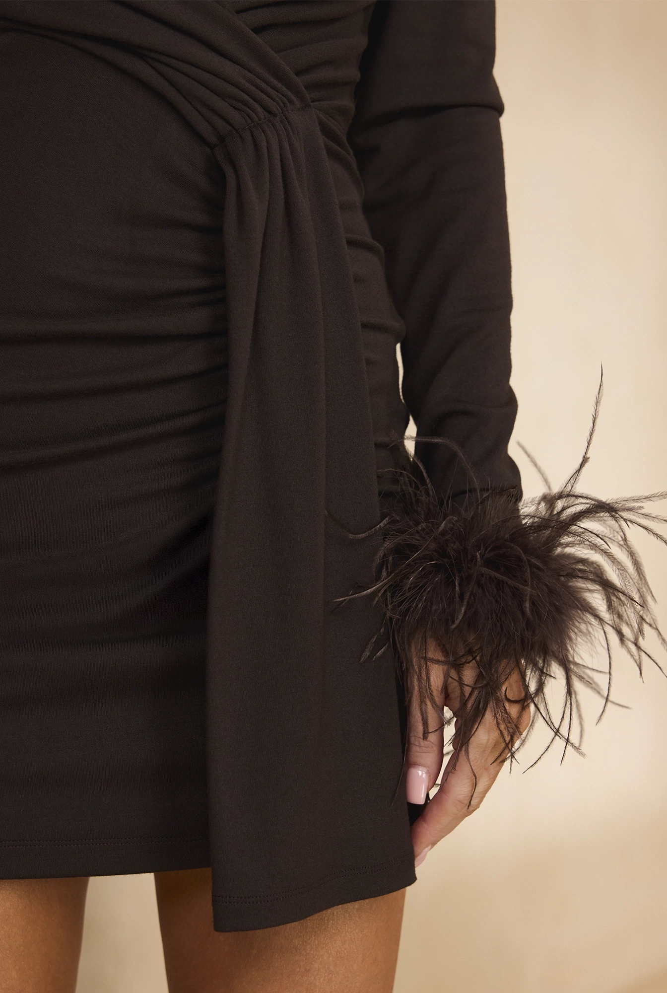 Prudence – vestido mini marrón con plumas en las mangas
