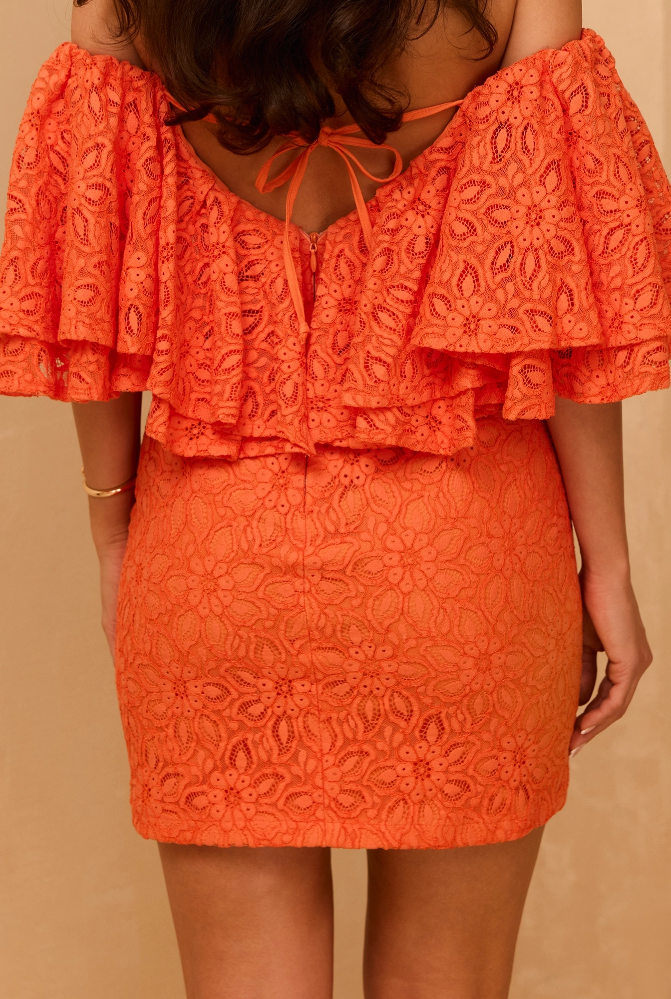Sucre - Elegante mini vestido de encaje en naranja vibrante