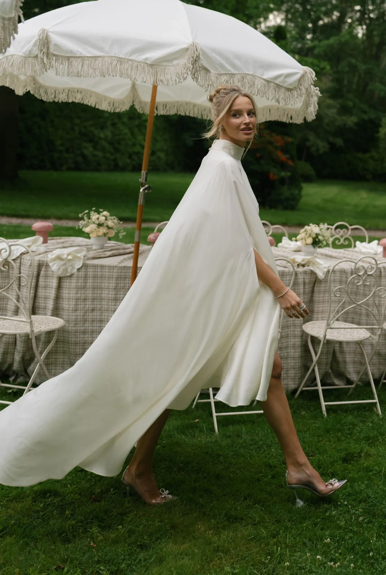 Larumi – vestido premamá color crudo con diseño tipo capa